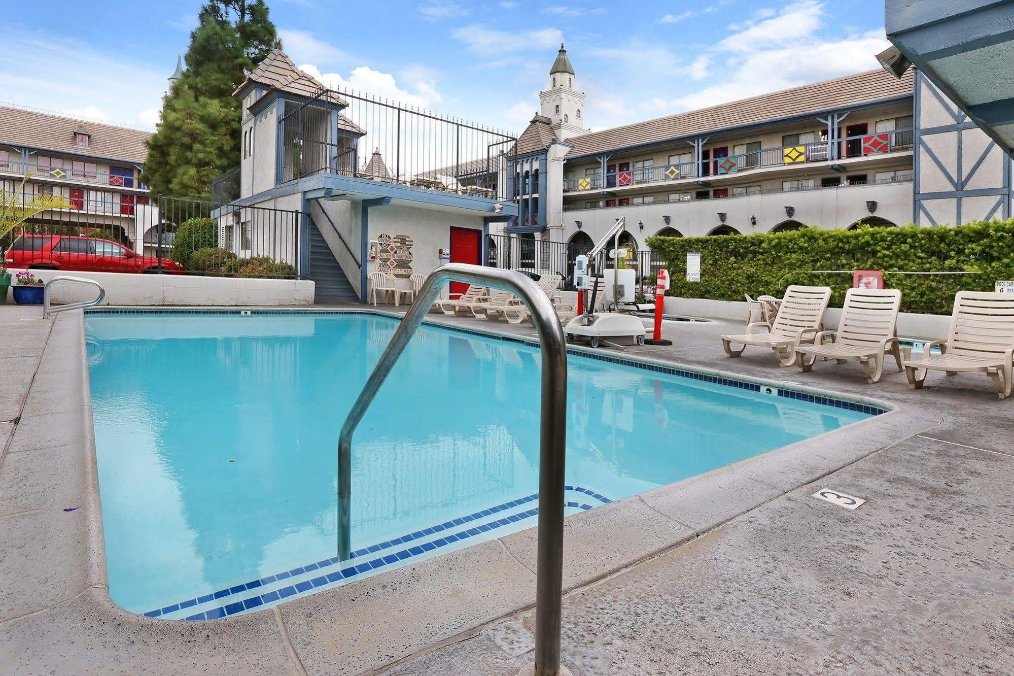 Castle Inn And Suites Anaheim Eksteriør bilde